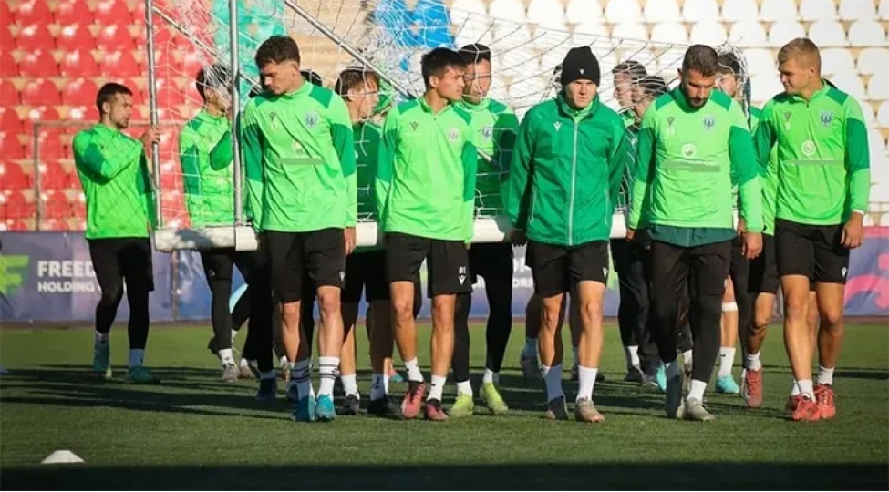 qazaxistan-klubu-on-iki-futbolchusu-ile-vidalashdi