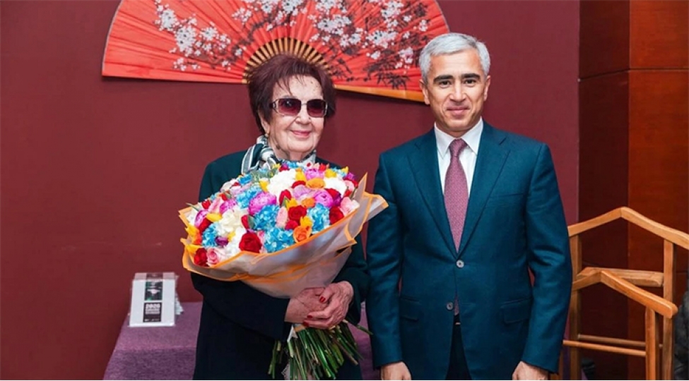 anar-elekberov-emekdar-jurnalist-nadejda-ismayilovani-90-illik-yubileyi-munasibetile-tebrik-edib