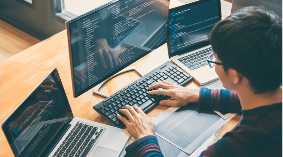 masa-arxasinda-ishleyirsinizse-diqqetli-olun