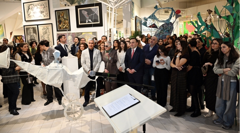 muasir-incesenet-muzeyinde-qeyzer-adli-muasir-incesenet-sergisinin-achilishi-olub