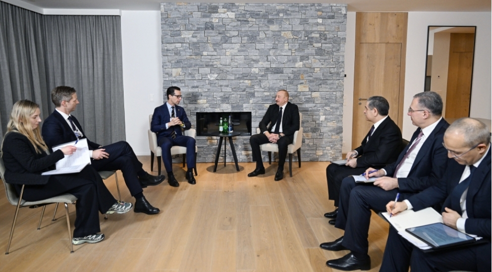 prezident-ilham-eliyev-davosda-carlsberg-group-shirketinin-bash-icrachi-direktoru-ile-gorushub