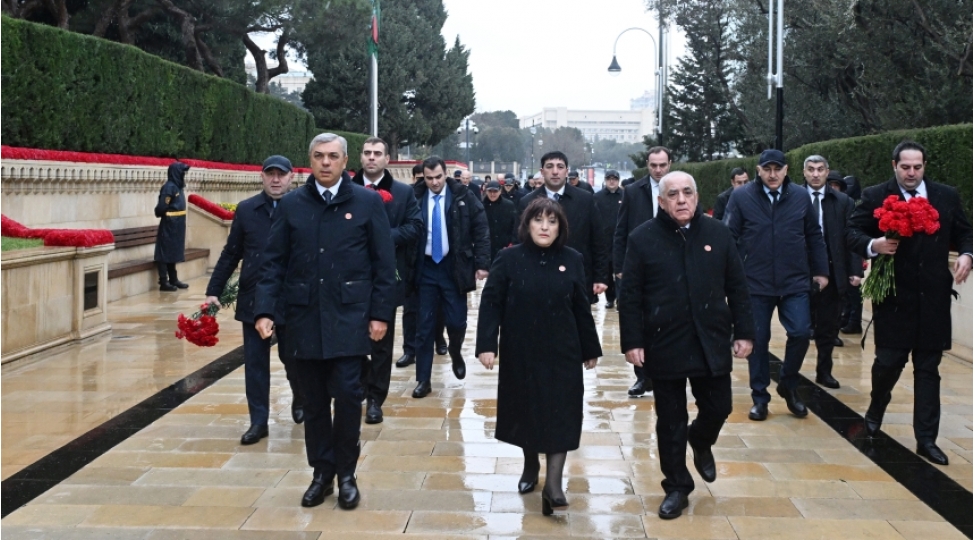 dovlet-ve-hokumet-resmileri-shehidler-xiyabanini-ziyaret-edibler-2