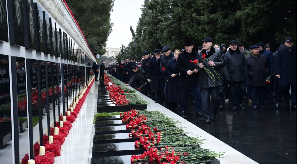 yeni-azerbaycan-partiyasinin-numayendeleri-shehidler-xiyabanini-ziyaret-edibler-foto-2