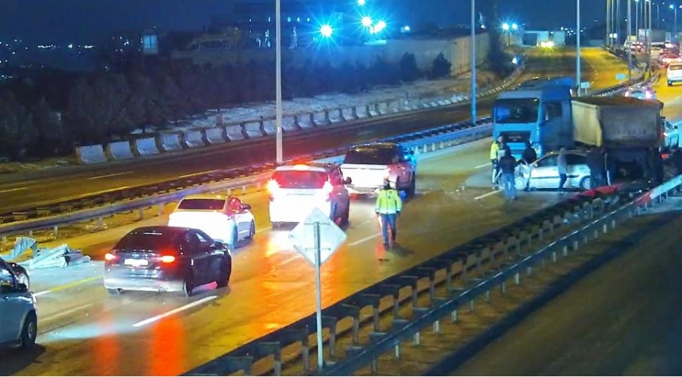 hazirda-yasamal-rayonu-kenar-dairevi-yolun-her-iki-istiqametinde-buzlashma-sebebinde-neqliyyatin-hereketinde-chetinlik-yaranib