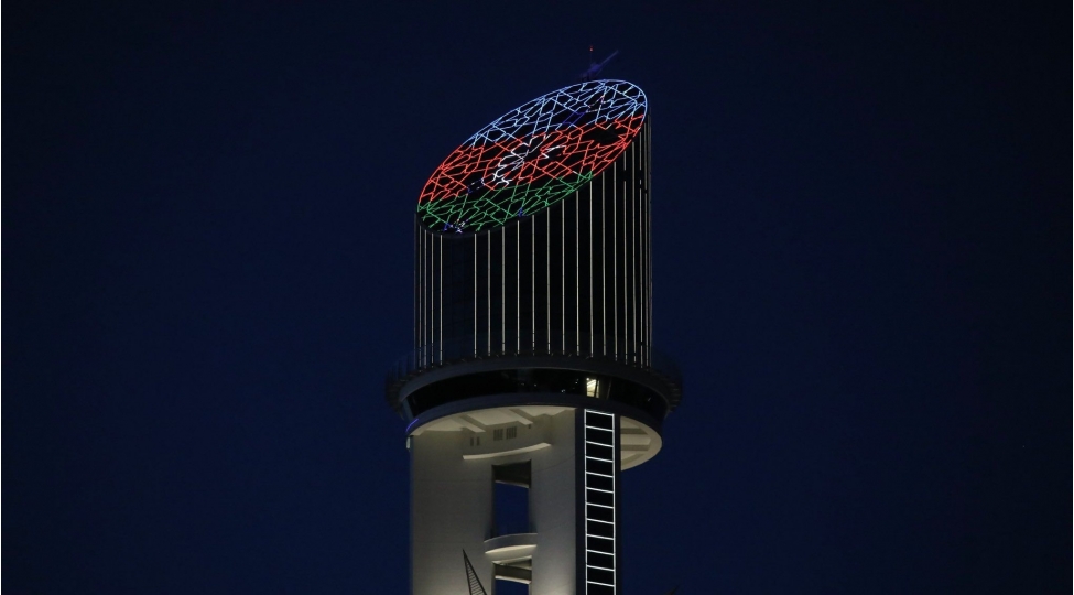 cumhuriyyet-qullesinde-azerbaycan-bayragi-goruntu