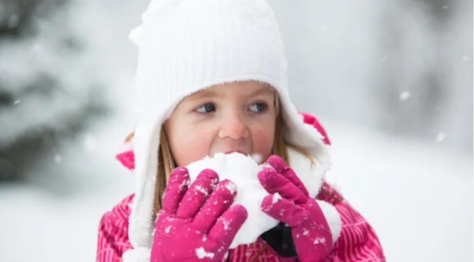 ushaq-hekiminden-xeberdarliq-qar-yemek-tehlukeli-ola-biler