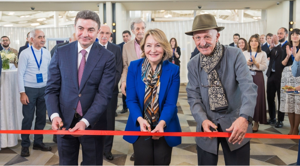 yukselen-ishiq-reza-nin-fotosergisi-heyder-eliyev-beynelxalq-aeroportunda-teqdim-olunur