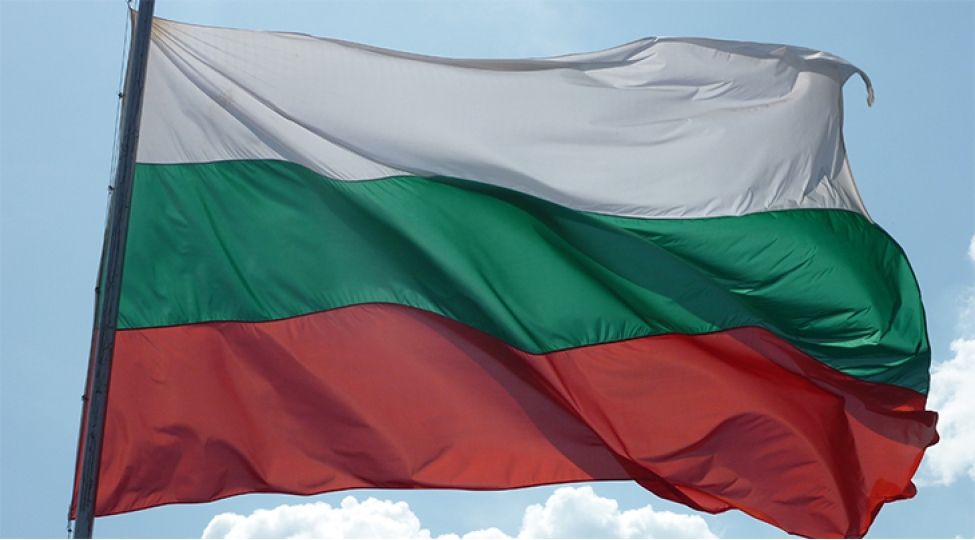 bolqaristanda-sernishin-qatari-torpaq-surushmesi-neticesinde-relsden-chixib
