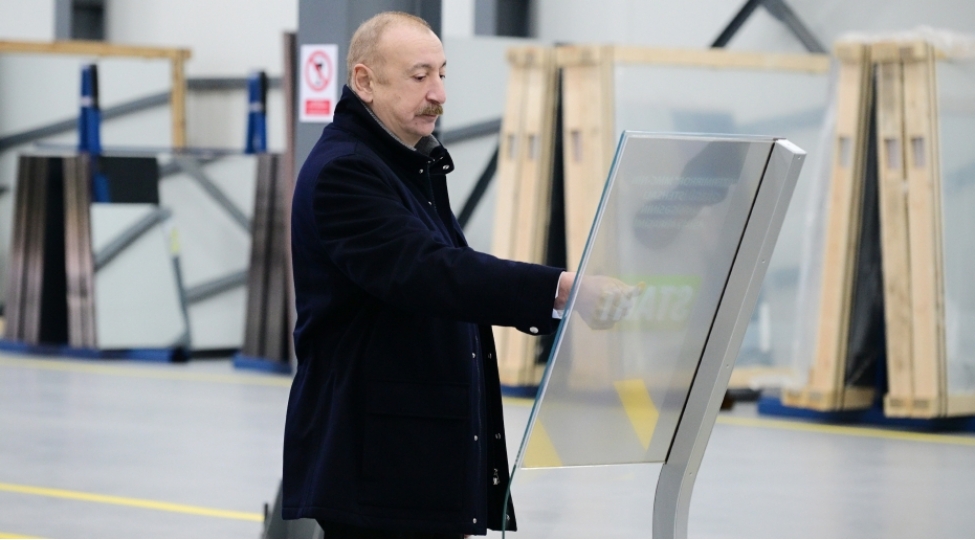 prezident-ilham-eliyev-sumqayit-senaye-parkinda-guzgu-vereqelerin-istehsali-zavodunun-achilishinda-ishtirak-edib