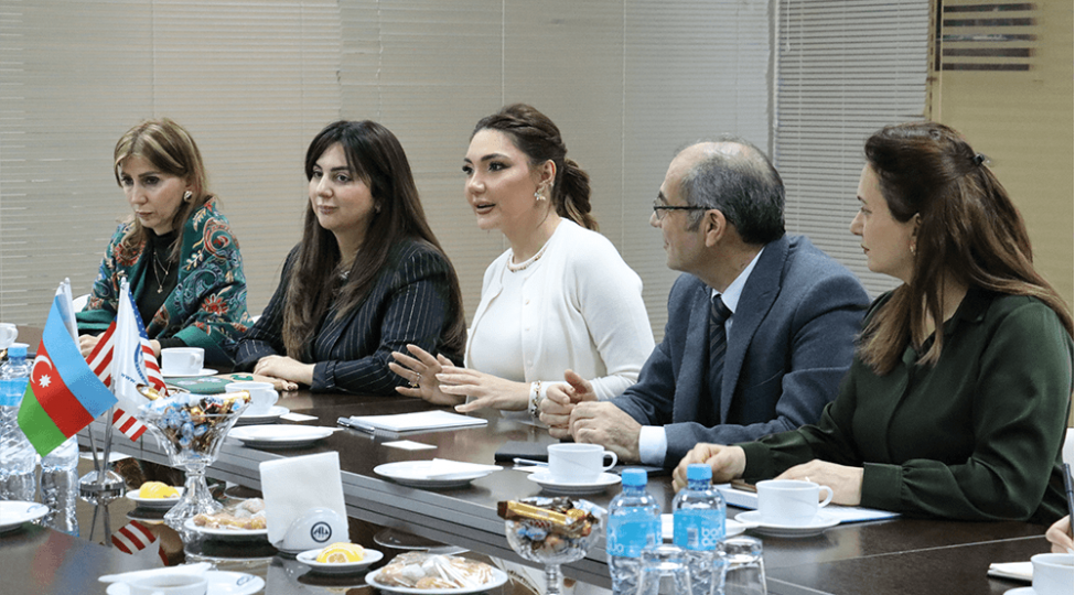 azerbaycan-universitetinde-absh-sefirliyinin-numayendeleri-ile-gorush-kechirilib