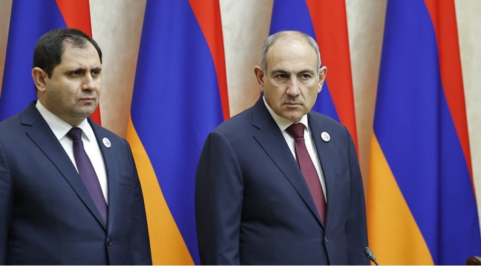 ermeni-deputat-pashinyanin-chixishi-herbchilere-sille-idi