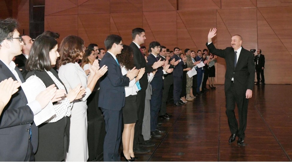 bu-gun-muasir-dunyanin-inkishaf-tendensiyasi-ile-ayaqlasha-bilen-intellektual-genc-nesil-formalashib