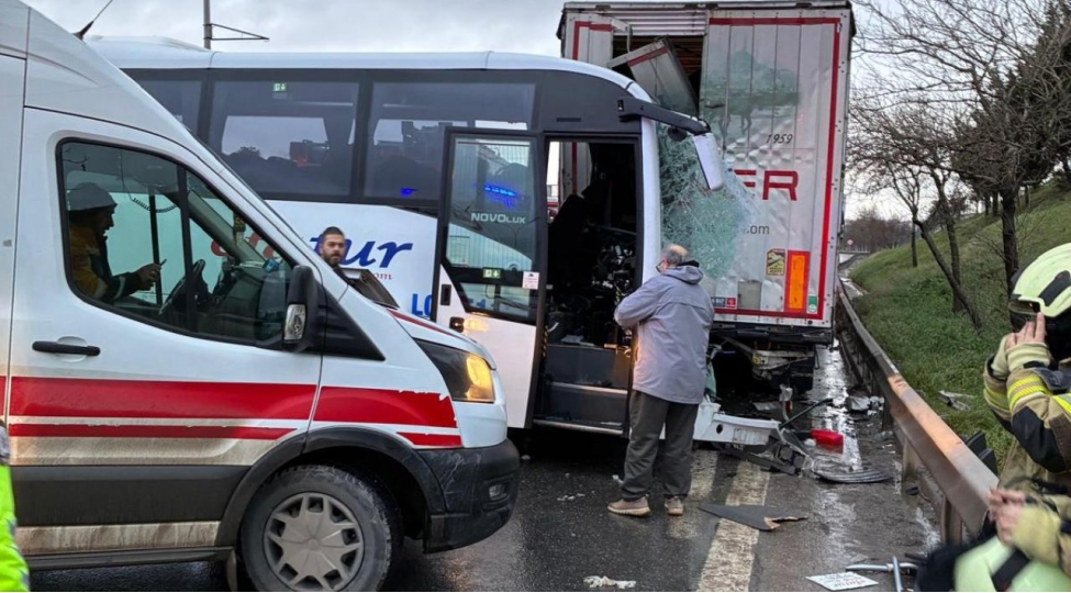 turkiyede-mikroavtobus-yuk-mashini-ile-toqqushub-13-yarali