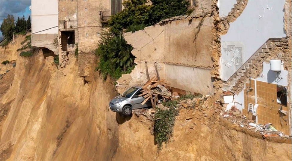 siciliyada-torpaq-surushmesi-yashayish-binasinin-chokmesine-sebeb-olub