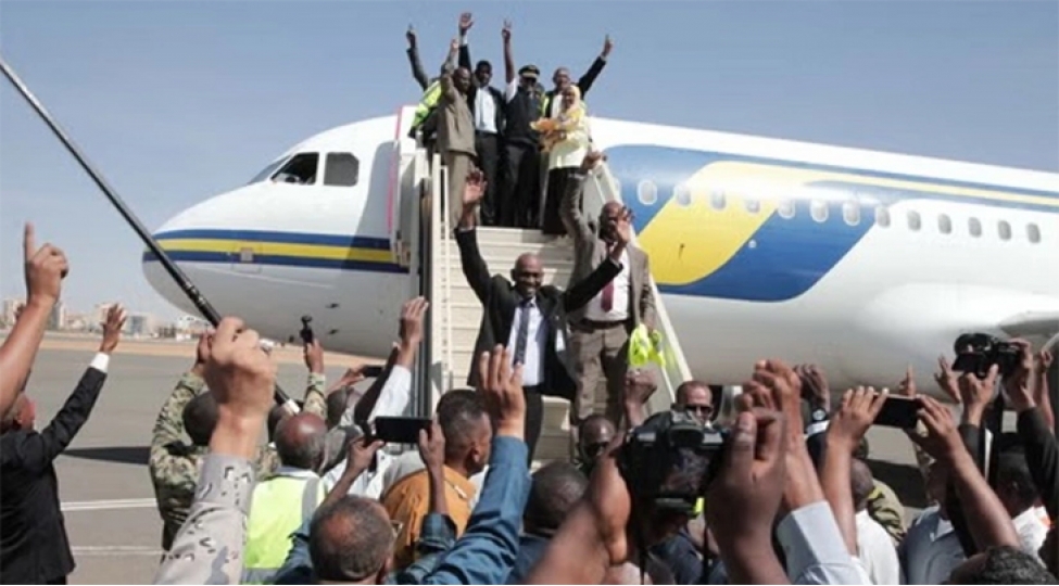 xartum-aeroportuna-uch-ilden-sonra-ilk-defe-sernishin-teyyaresi-enib