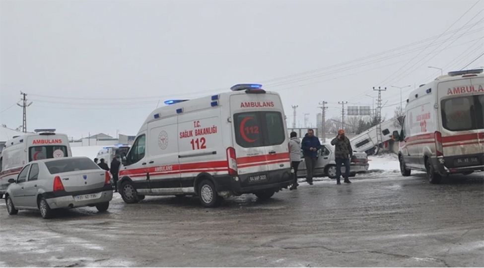 turkiyede-avtobus-ashib-16-nefer-xesaret-alib