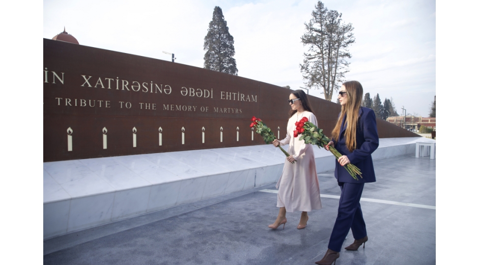 leyla-eliyeva-ve-alena-eliyeva-gence-memorial-kompleksini-ve-milli-qehreman-natiq-qasimovun-ailesini-ziyaret-edibler