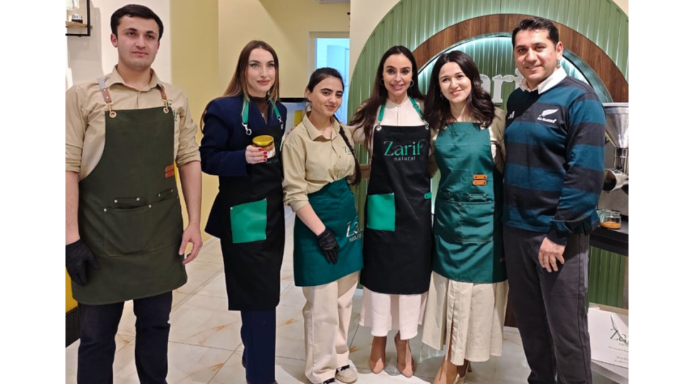 leyla-eliyeva-ve-alena-eliyeva-gencede-qadin-sahibkarin-saglam-qida-brendi-ile-tanish-olublar