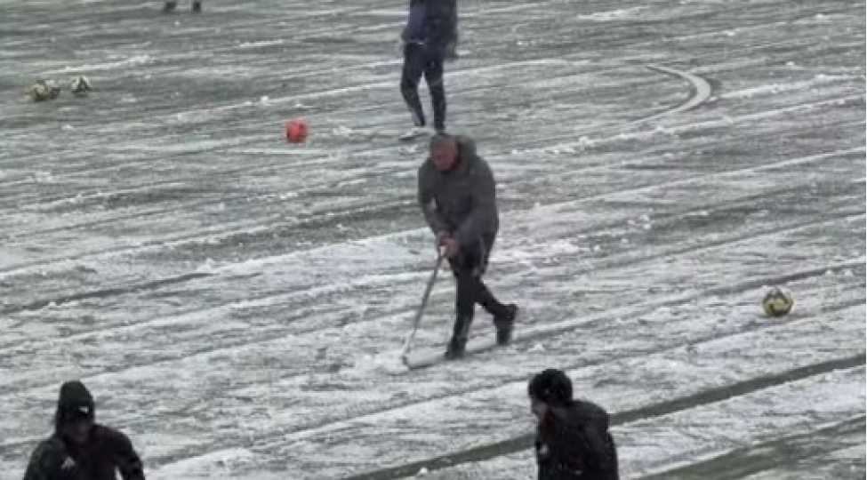 qurban-qurbanov-stadionda-qar-temizleyir-video