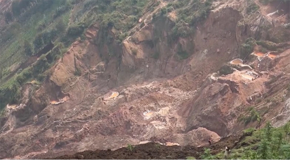 konqoda-torpaq-surushmesi-neticesinde-10-dan-chox-adam-helak-olub