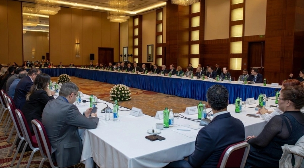 azerbaycan-ve-absh-tripp-marshrutu-ile-elektrik-enerjisinin-neqlini-muzakire-edib