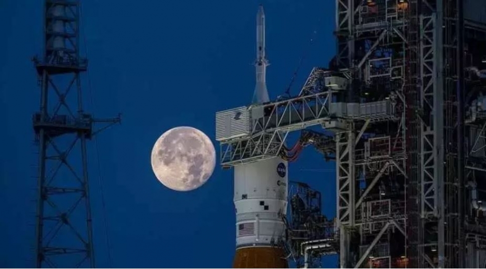 besheriyyetin-geleceyi-heyat-yerden-aya-kochur