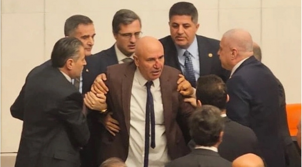 turkiye-parlamentinde-deputatlar-arasinda-dava-olub