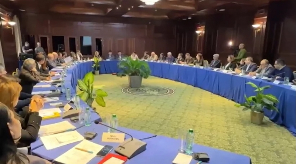 azerbaycan-ve-ermenistanin-vetendash-cemiyyetlerinin-numayendelerinin-deyirmi-masasi-bashlayib