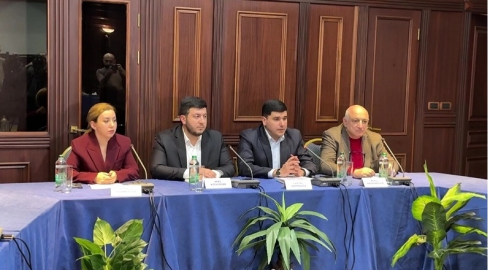azerbaycan-ermenistan-vetendash-cemiyyetleri-numayendelerinin-ishtiraki-ile-deyirmi-masa-cherchivesinde-metbuat-konfransi-kechirilib