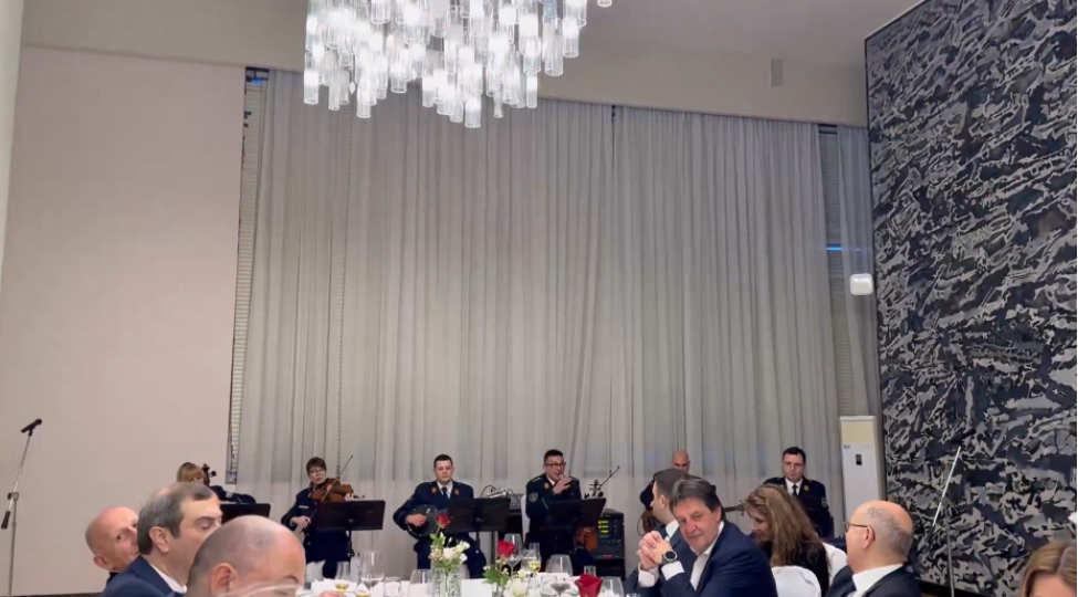 vuchichin-adindan-verilen-sham-yemeyinde-herbi-orkestr-ay-lachini-ifa-edib-video