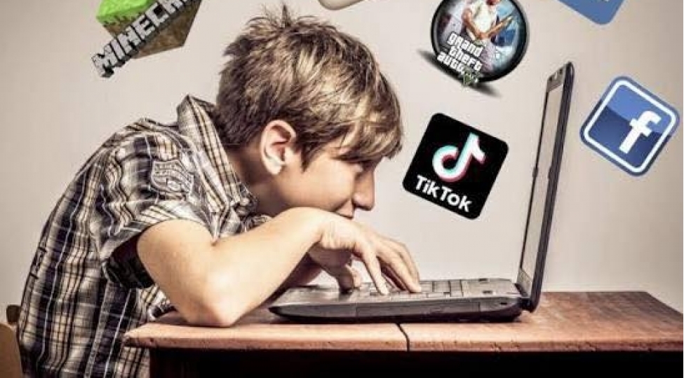 ekran-arxasinda-boyuyen-nesil-ushaqliq-dovrunun-reqemsal-telesi