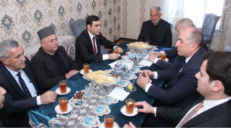 anar-memmedov-shehid-ruslan-shahbazovun-ailesi-ile-gorushub