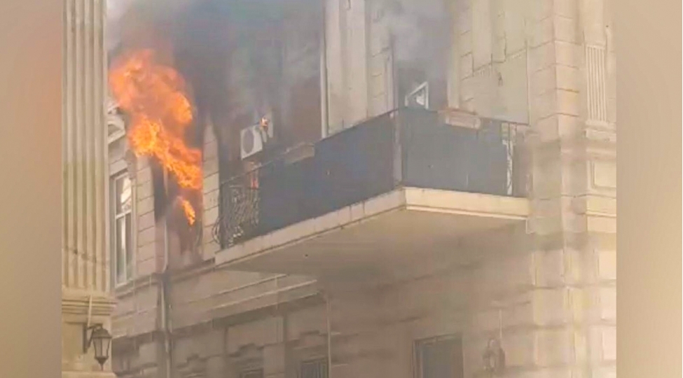 bakinin-merkezinde-binadaki-yangin-sondurulub-yenilenib