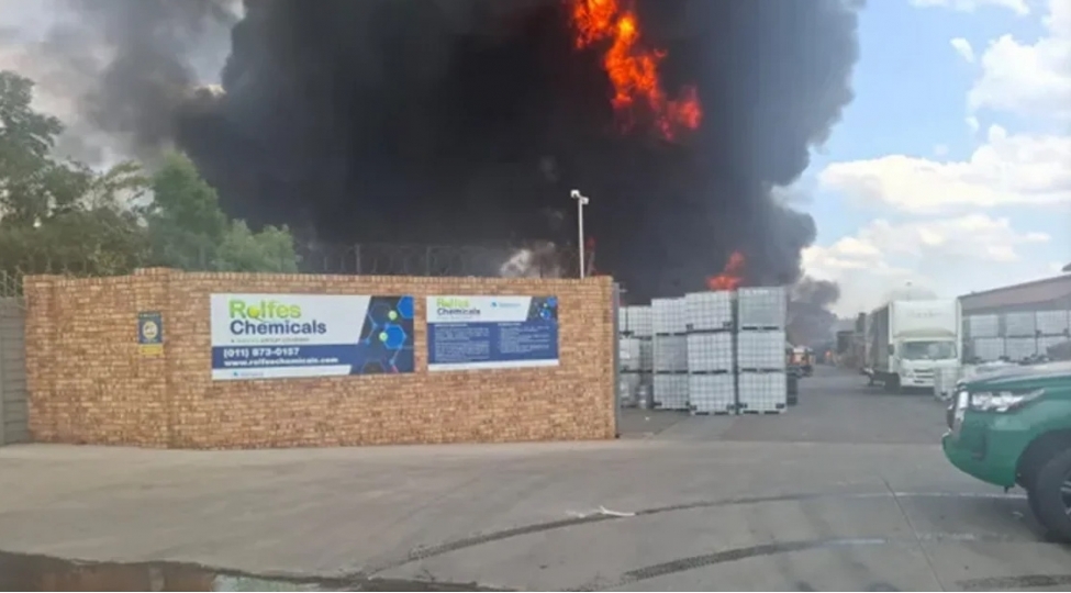 car-da-kimya-zavodunda-partlayishlar-bash-verib