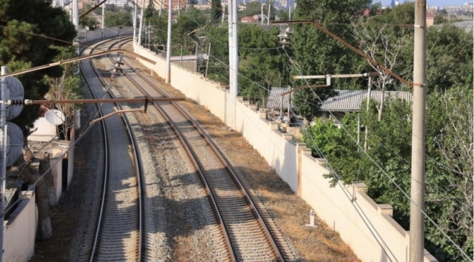 ady-demir-yolu-etrafinda-yerleshen-six-tikililer-tehlukesizlik-uchun-riski-artirir