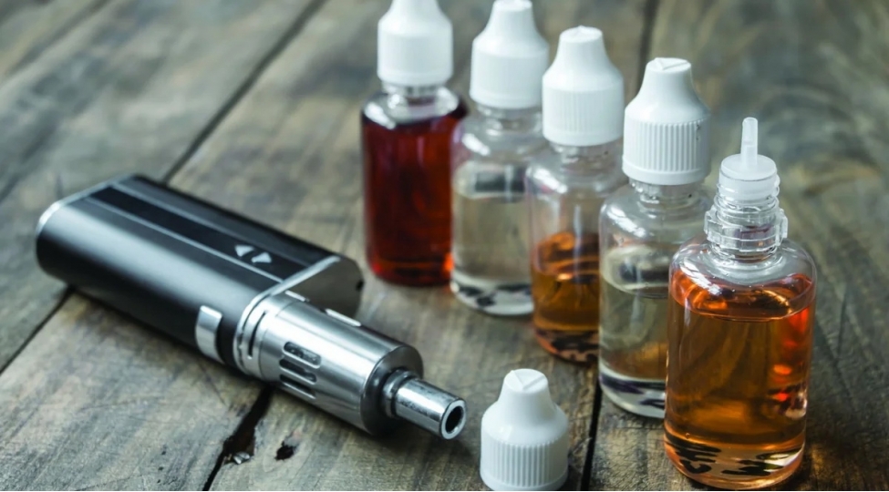 elektron-siqaretlerin-istifadesi-idxali-ixraci-istehsali-ve-satishi-ile-bagli-cerimeler-ilk-oxunushda-qebul-edilib