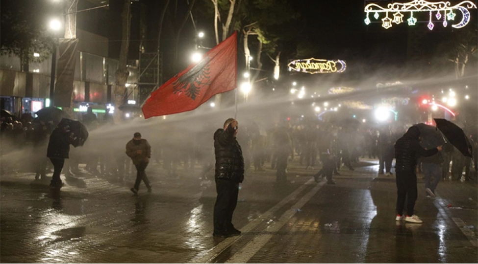 albaniya-qarishdi-kucheler-doyush-meydanina-chevrilib