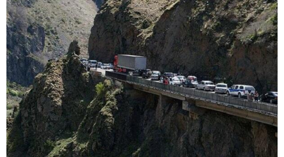 gurcustan-ermeni-yuk-mashinlarini-rusiyaya-buraxmayib