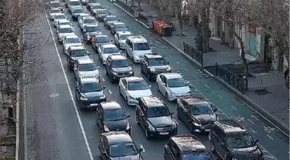 bakinin-bezi-yollarinda-neqliyyatin-hereketinde-sixliq-yaranib-5