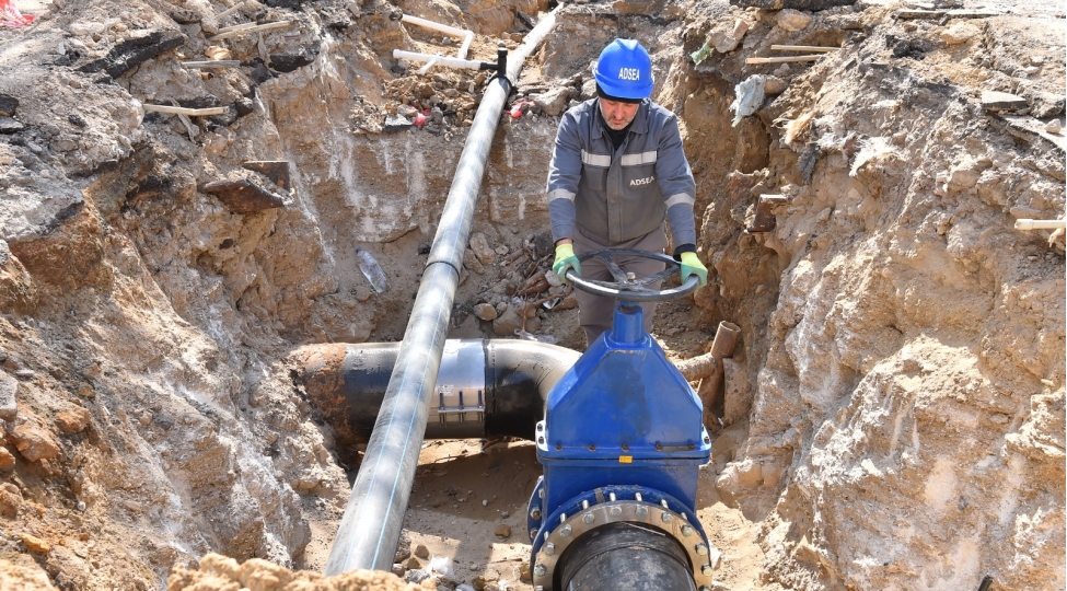 xetai-rayonunda-evlerin-altinda-qalan-magistral-su-xetti-evezlenerek-yeri-deyishdirildi-fotovideo