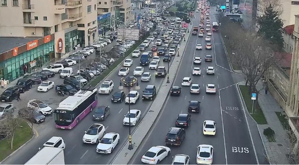 bakinin-bir-sira-yollarinda-neqliyyatin-sixligi-yaranib-23