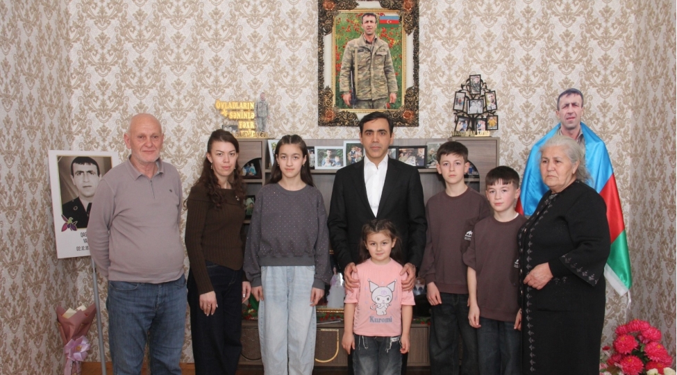 anar-memmedov-shehid-azer-qasimovun-ailesi-ile-gorushub