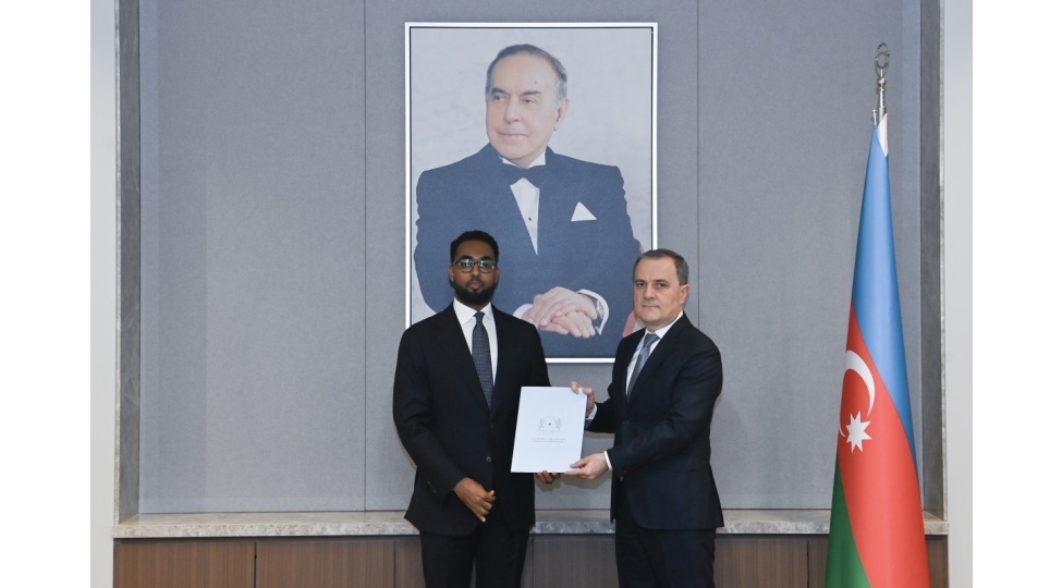 somali-sefiri-etimadnamesinin-suretini-ceyhun-bayramova-teqdim-edib