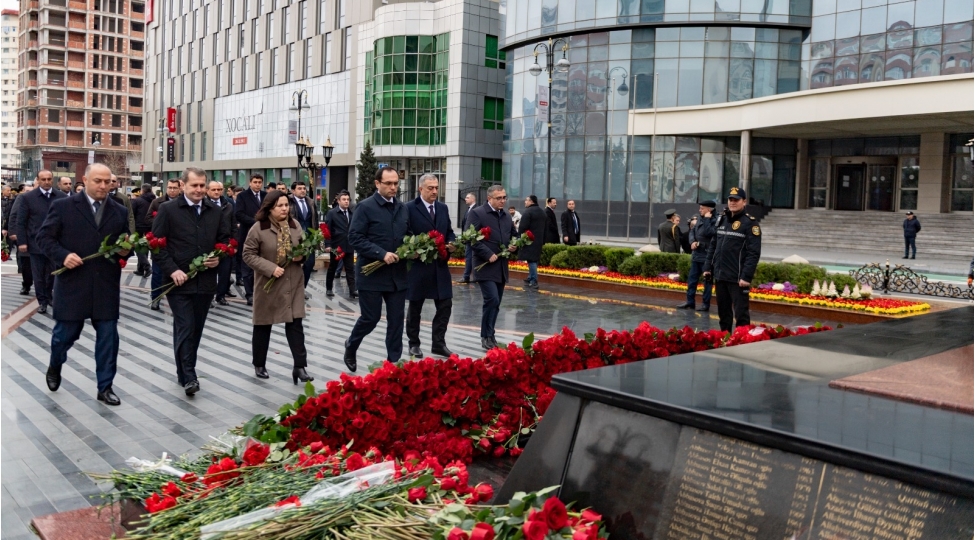 kend-teserrufati-nazirliyinin-kollektivi-xocali-soyqirimi-abidesini-ziyaret-edib