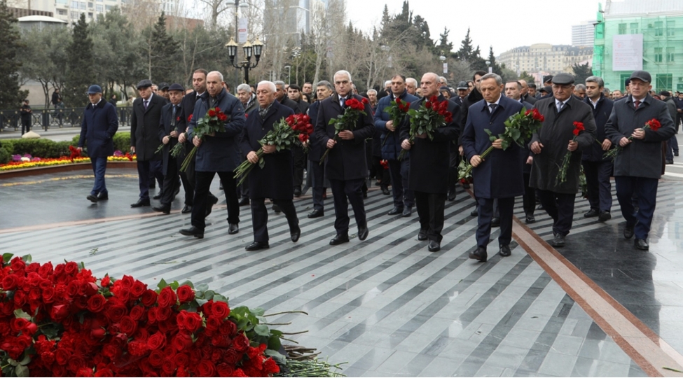 azerenerji-kollektivi-xocali-abidesini-ziyaret-edibler