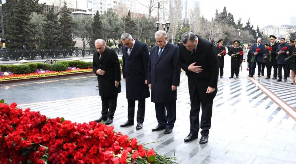 vekiller-kollegiyasinin-rehberliyi-xocali-soyqirimi-abidesini-ziyaret-edib