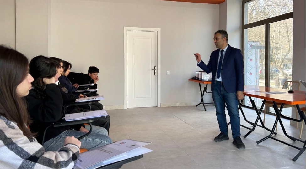 dovletchiliyimizin-qorunmasi-ve-inkishafinda-genclerin-rolu