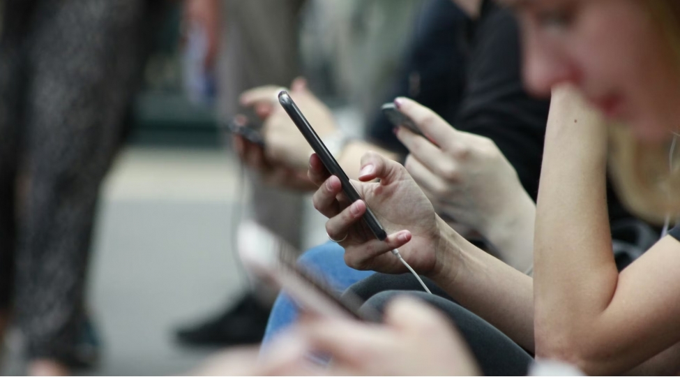 britaniyada-yeniyetmelere-sosial-shebeke-qadagasi-uzre-eksperiment-aparilacaq