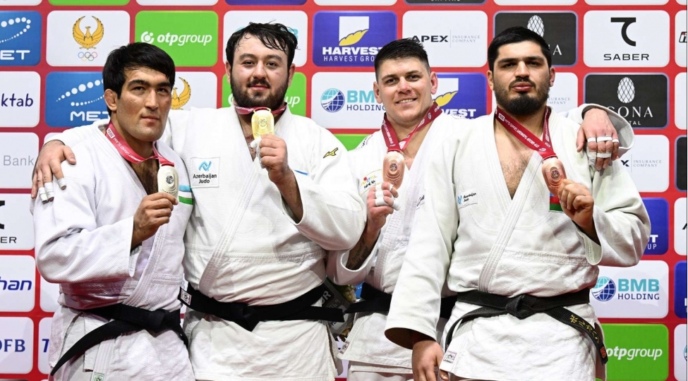 milli-komandamizin-4-uzvu-fexri-kursuye-qalxib