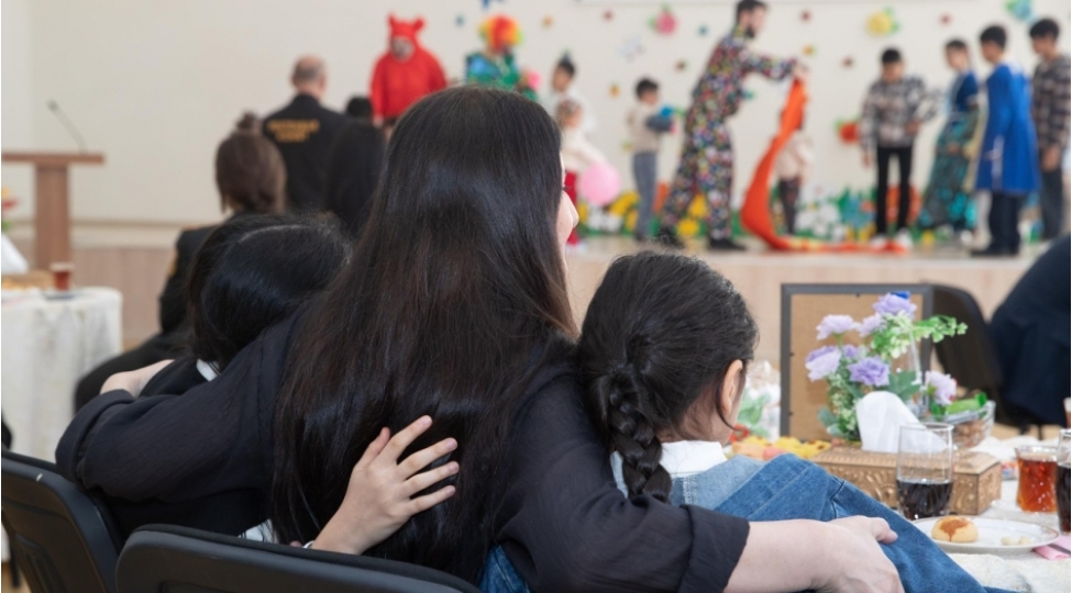 valideyn-himayesinden-mehrum-ushaqlar-cezachekme-muessisesinde-olan-analari-ile-bir-arada